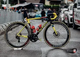 colnago 🚀 V3, un grupo electrónico de 12 VEL inalámbrico (SRAM RED)